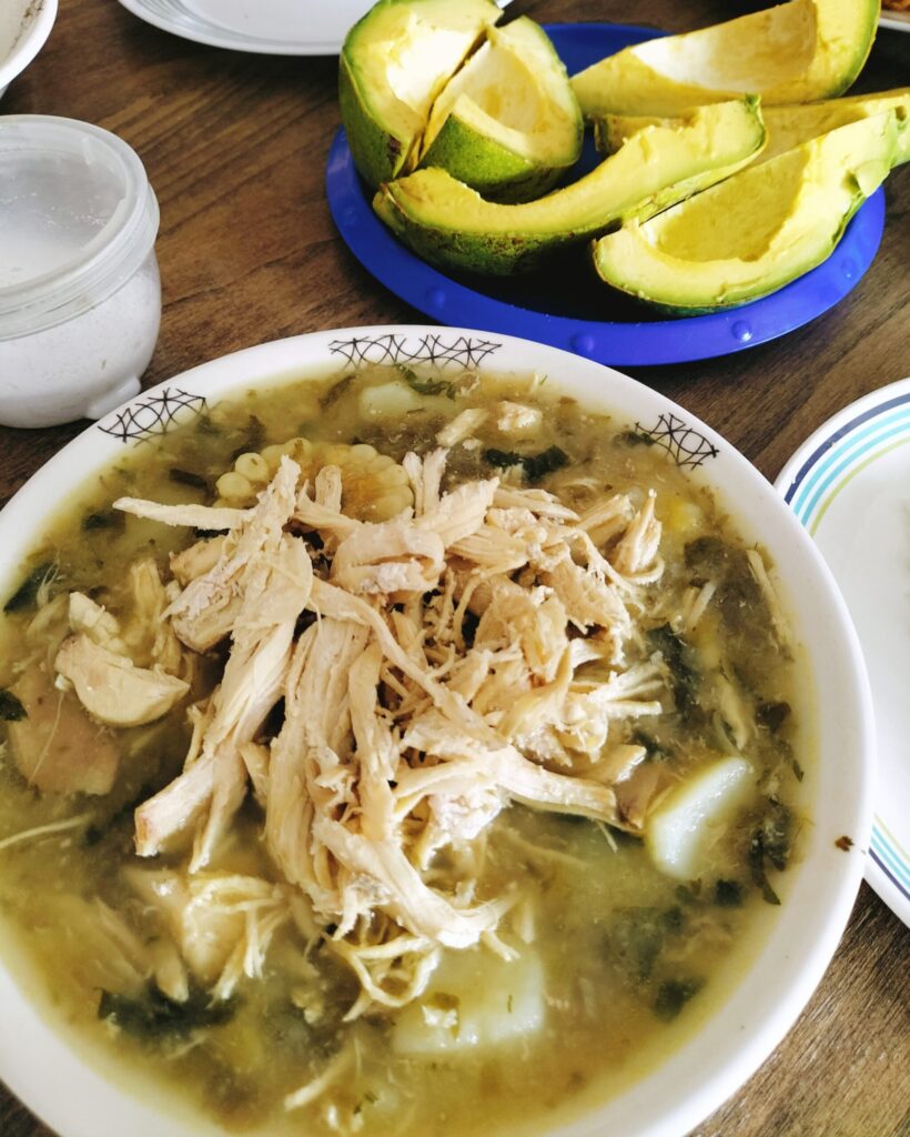 コロンビアの名物料理アヒアコ