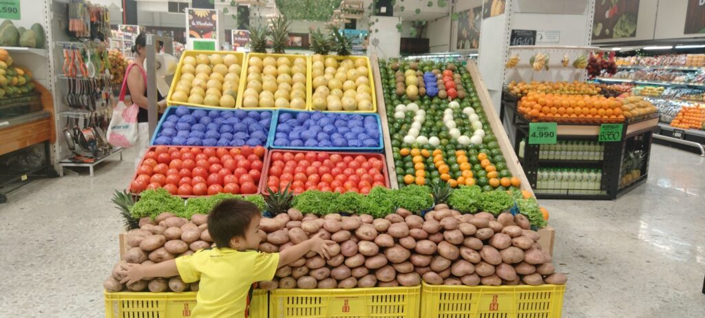 国旗模様に陳列されたスーパーの野菜