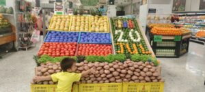 国旗模様に陳列されたスーパーの野菜